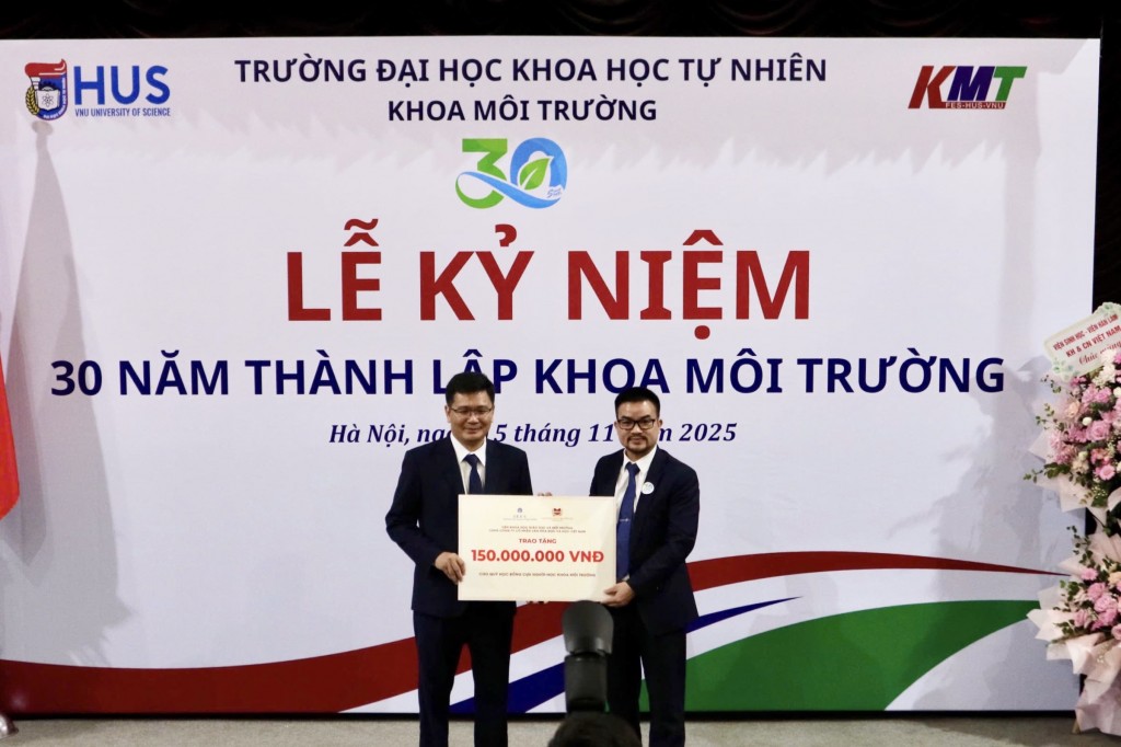 Đại diện lãnh đạo Viện Khoa học Giáo dục và Môi trường trao tặng quỹ học bổng tới Khoa Môi trường