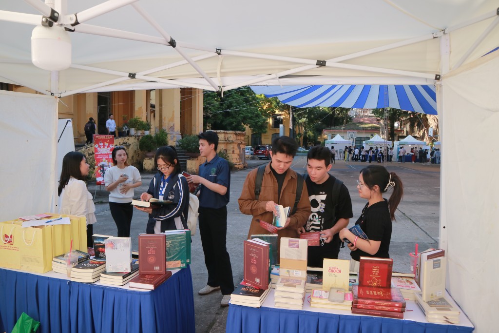 Những cuốn sách thu hút đông đảo các bạn sinh viên
