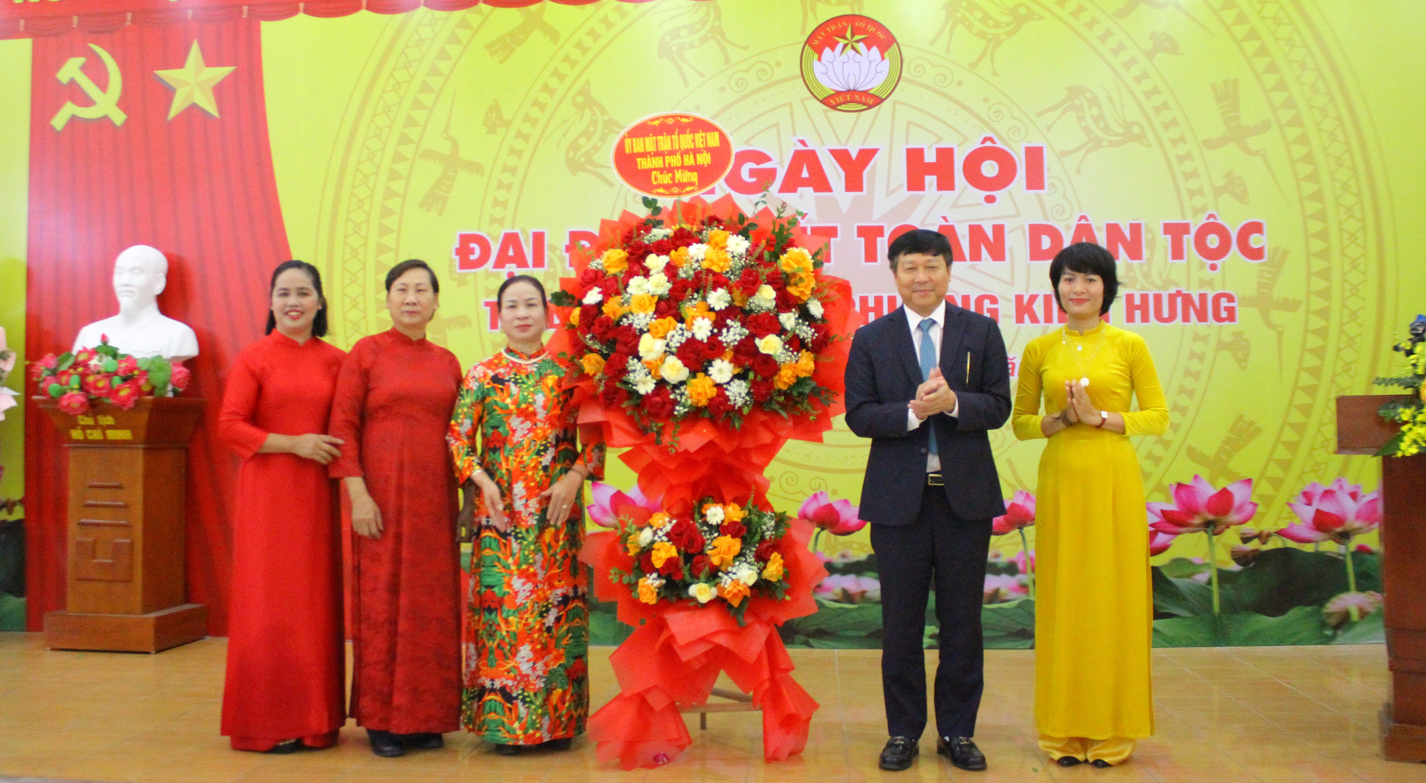 Phó Chủ tịch Thường trực Ủy ban MTTQ Việt Nam thành phố Hà Nội Phạm Anh Tuấn tặng hoa chúc mừng tổ dân phố