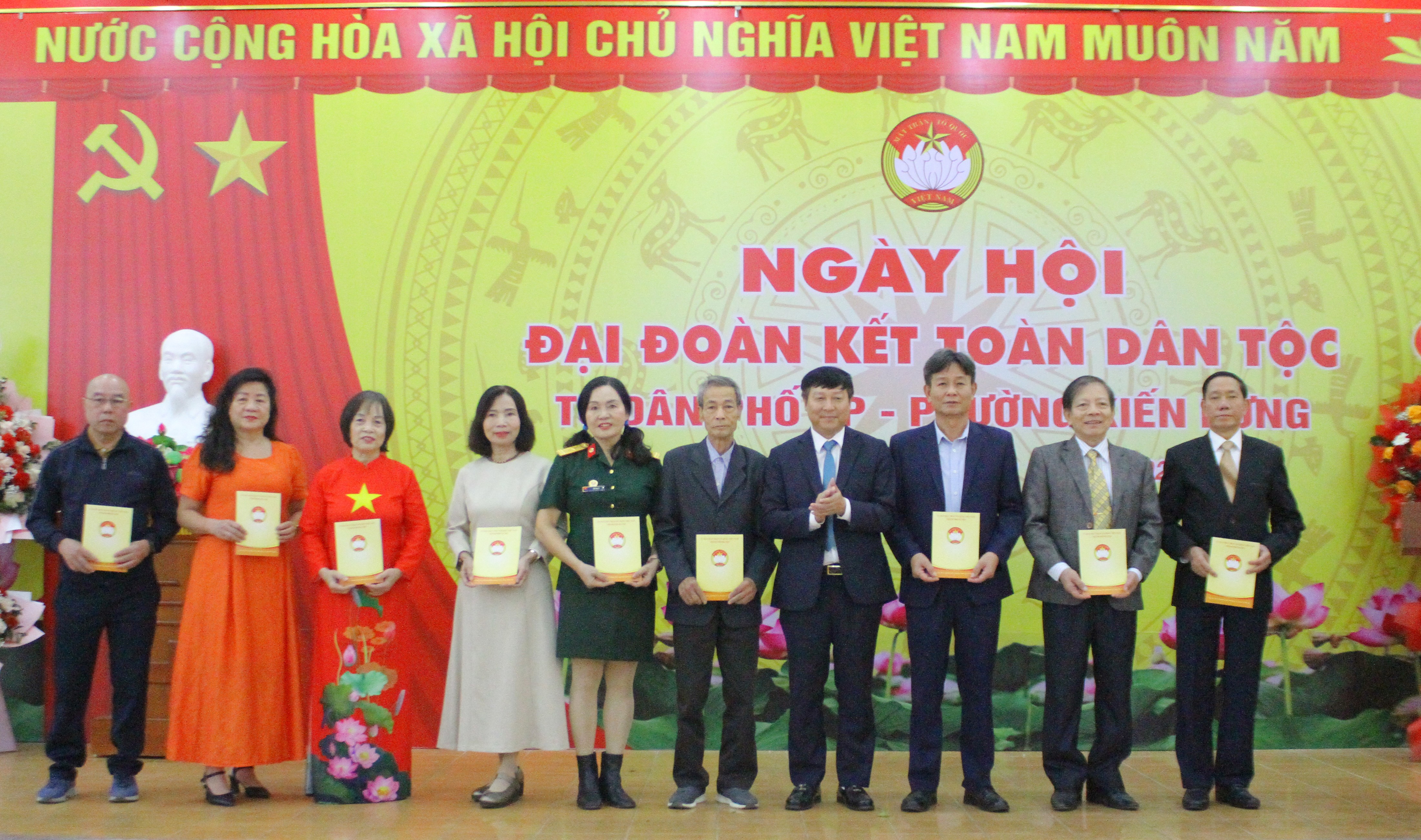 Phó Chủ tịch Thường trực Ủy ban MTTQ Việt Nam thành phố Hà Nội Phạm Anh Tuấn tặng quà các gia đình tiêu biểu