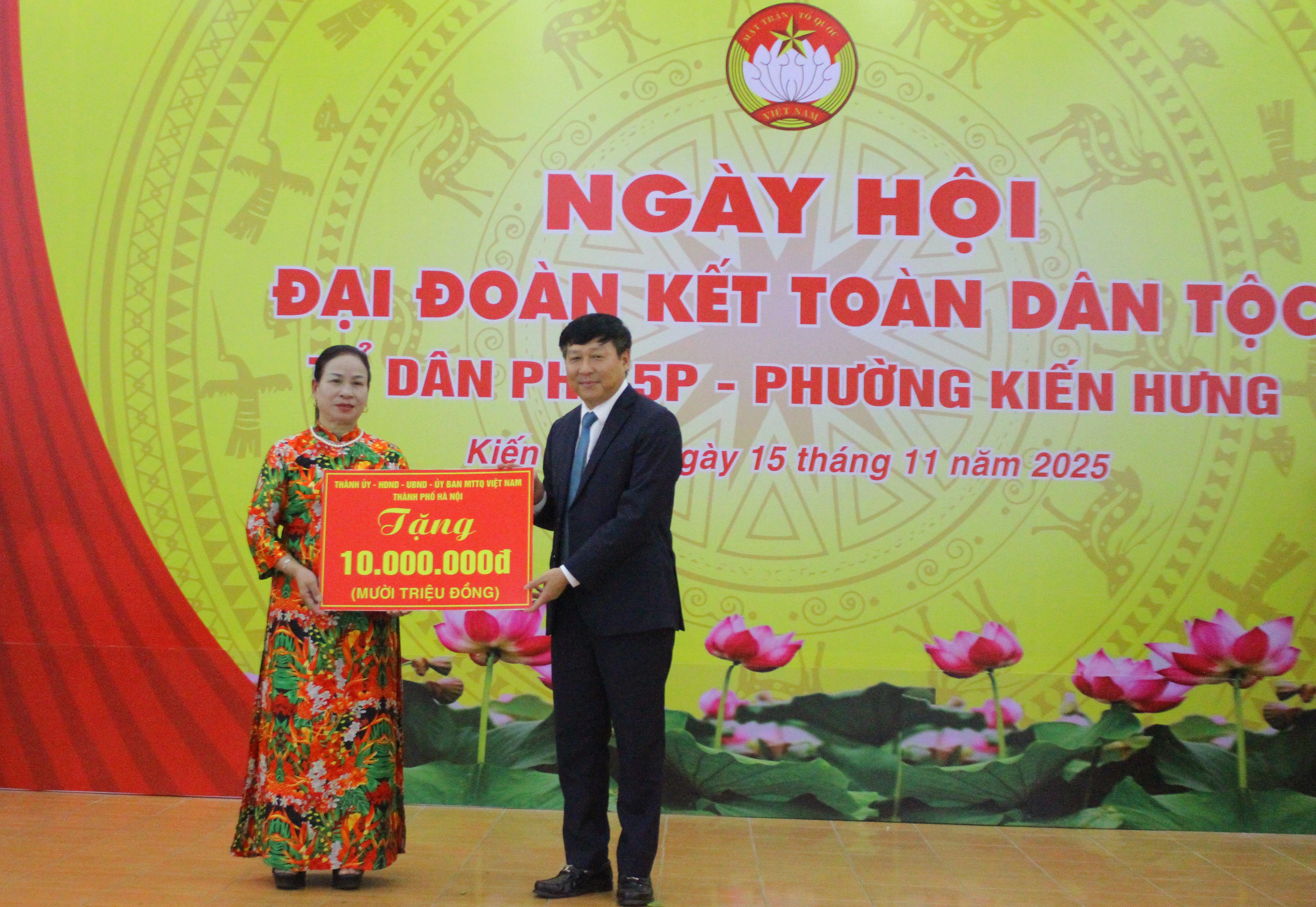 Phó Chủ tịch Thường trực Ủy ban MTTQ Việt Nam thành phố Hà Nội Phạm Anh Tuấn tặng quà tổ dân phố.