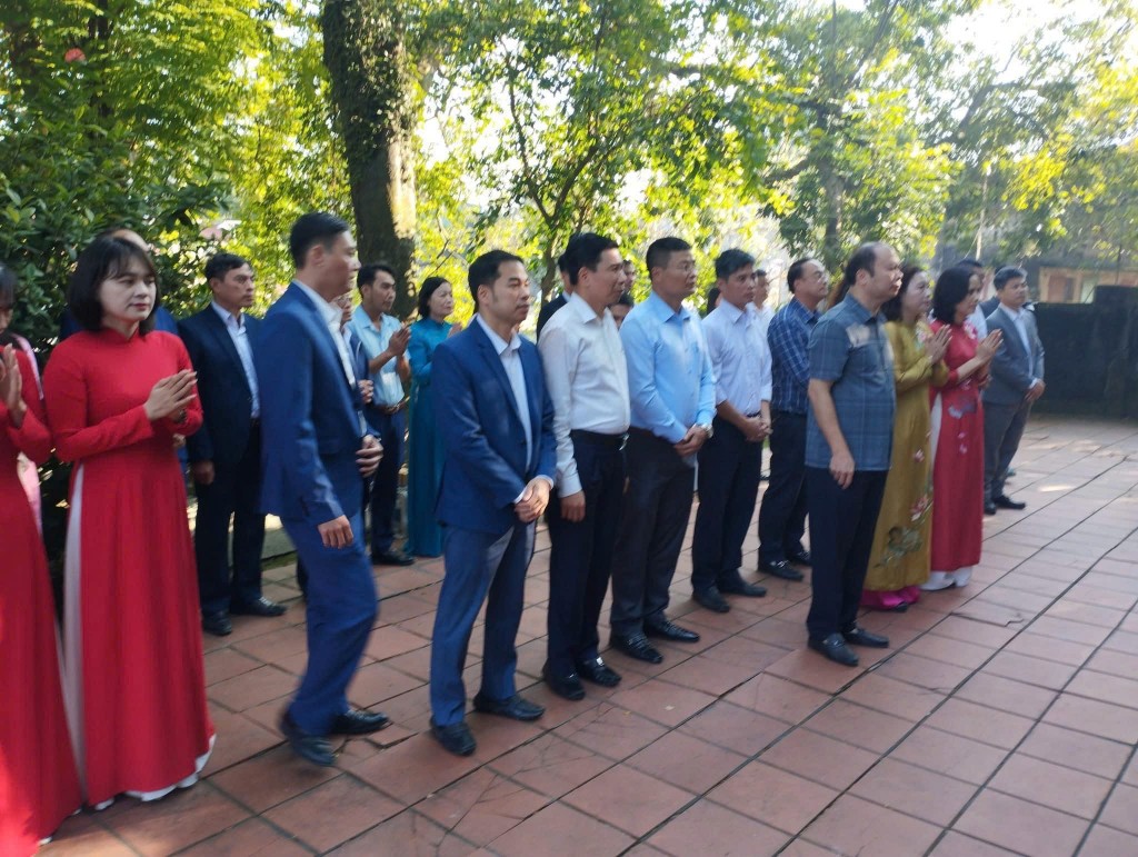 Đoàn đại biểu xã Chuyên Mỹ đã dâng hương tưởng nhớ Tổ nghề và các bậc tiền nhân tại Tổ Làng nghề