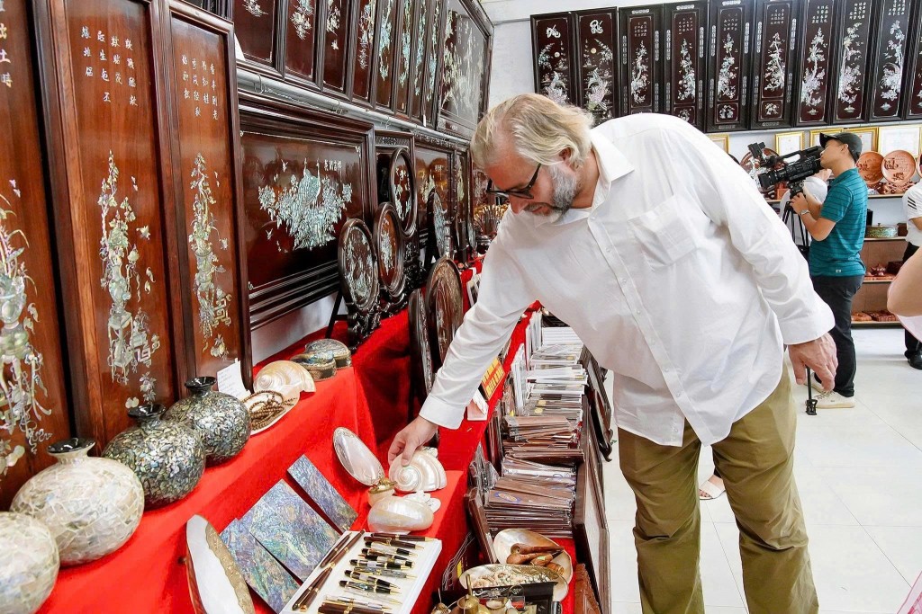 Khách quốc tế quan tâm sản phẩm thủ công truyền thống