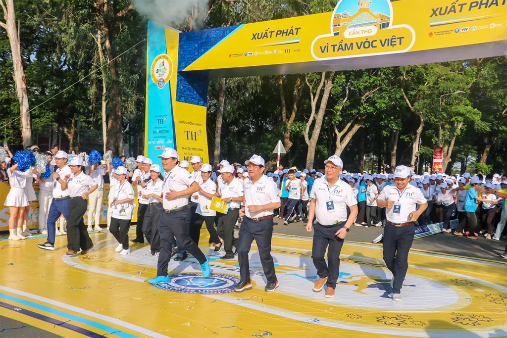 Tham dự S-Race Cần Thơ 2025 có ông Đồng Văn Thanh, Phó Bí thư Thường trực Thành ủy, Chủ tịch HĐND TP Cần Thơ; ông Trần Văn Huyến, Phó Bí thư Thành ủy Cần Thơ; bà Nguyễn Thị Ngọc Điệp, Phó Chủ tịch UBND TP Cần Thơ; ông Hoàng Đức Minh, Vụ trưởng Vụ Học sinh, sinh viên - Bộ Giáo dục và Đào tạo…