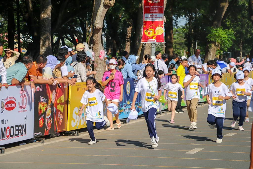 Những bước chạy quyết tâm của các VĐV nhí trên đường đua.