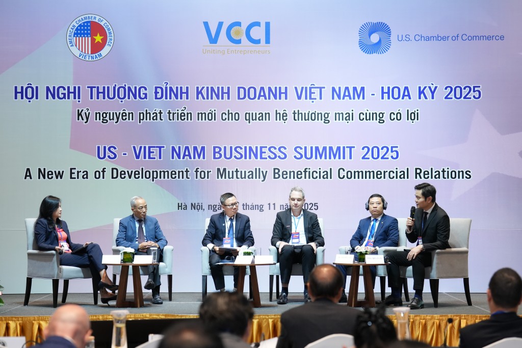 Ông Bryan Ty (bìa phải) tham gia tọa đàm tại Hội nghị Thượng đỉnh Kinh doanh Việt Nam – Hoa Kỳ 