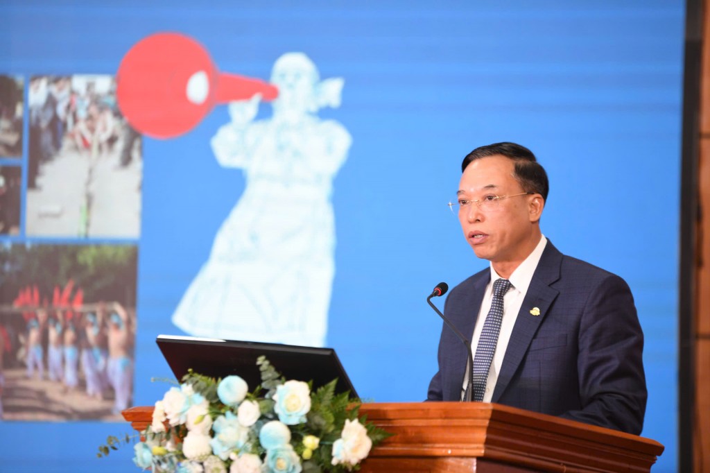 đồng chí Nguyễn Mạnh Hà, Bí thư Đảng uỷ, Chủ tịch HĐND phường Long Biên thông tin về hoạt động gìn giữ, phát huy kéo co trên địa bàn phường