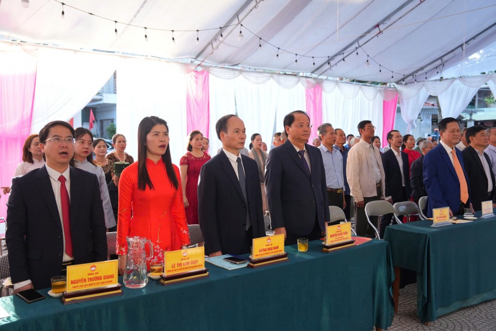 Các đại biểu làm lễ chào cờ