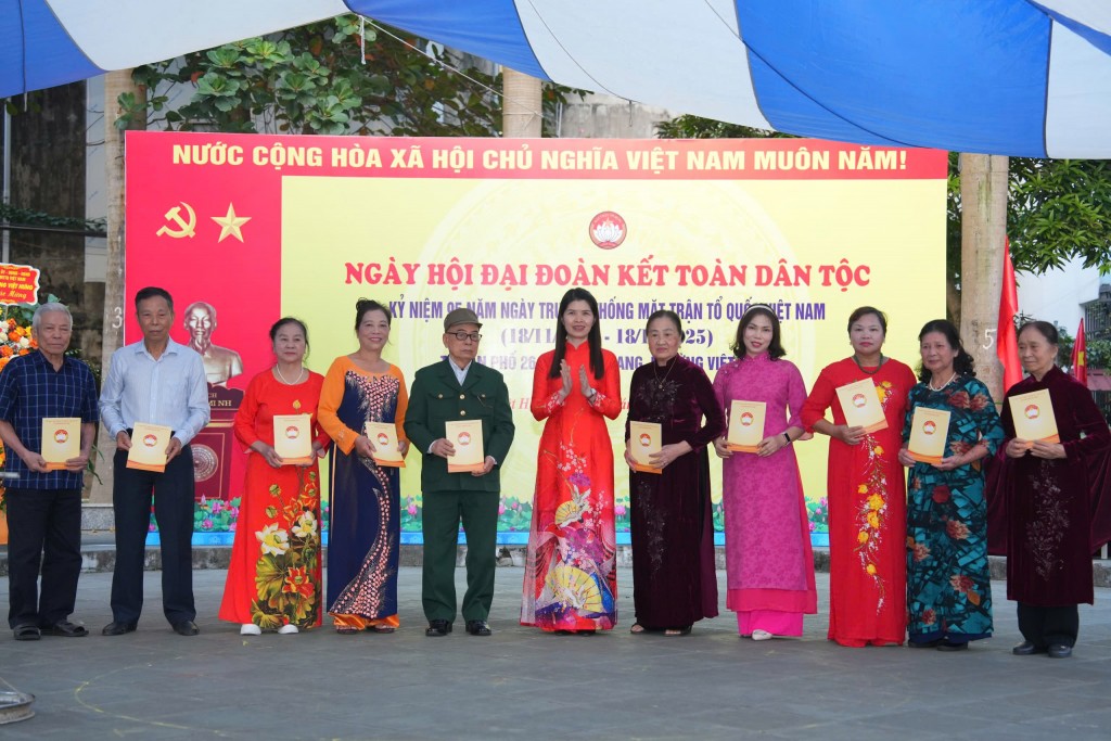 Thay mặt lãnh đạo Ủy ban MTTQ Việt Nam thành phố Hà Nội, Trưởng ban Công tác Công đoàn Lê Thị Kim Điệp trao tặng 10 suất quà, mỗi suất trị giá 1 triệu đồng cho 10 gia đình có thành tích tiêu biểu thuộc Tổ dân phố số 26