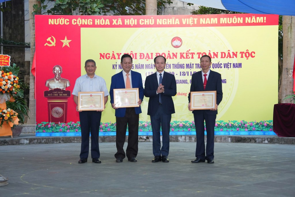 Thành ủy viên, Bí thư Đảng ủy, Chủ tịch HĐND phường Việt Hưng Đường Hoài Nam trao khen thưởng của UBND phường tới 3 gia đình văn hóa tiêu biểu.