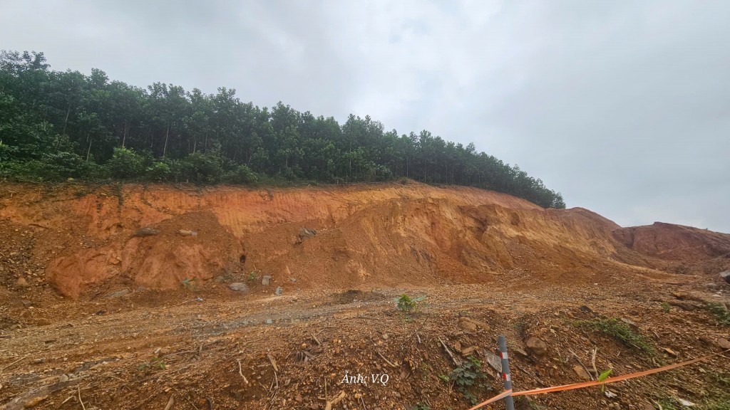 Nguy cơ sạt lở trên tuyến Quốc lộ 40 đang thi công dang dở