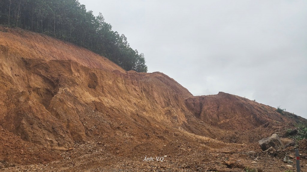 Nguy cơ sạt lở trên tuyến Quốc lộ 40 đang thi công dang dở