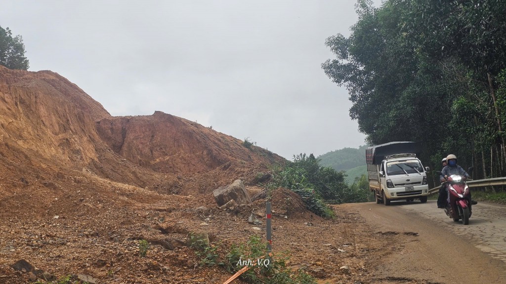 Nguy cơ sạt lở trên tuyến Quốc lộ 40 đang thi công dang dở