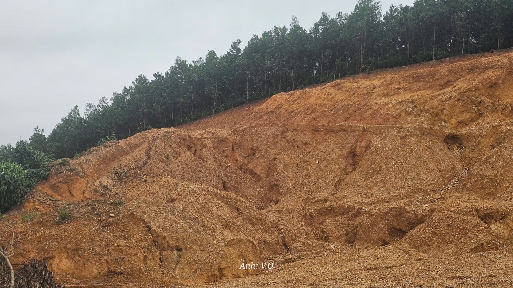Nguy cơ sạt lở trên tuyến Quốc lộ 40 đang thi công dang dở
