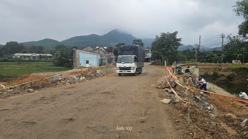 Nguy cơ sạt lở trên tuyến Quốc lộ 40 đang thi công dang dở