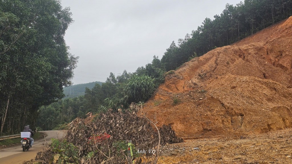 Nguy cơ sạt lở trên Quốc lộ 40B đang thi công dang dở