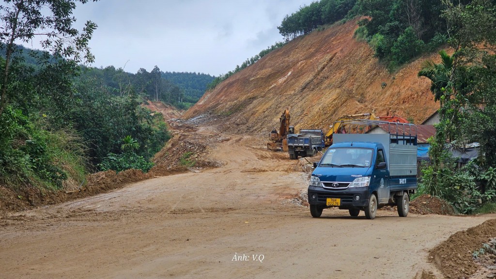 Nguy cơ sạt lở trên tuyến Quốc lộ 40 đang thi công dang dở