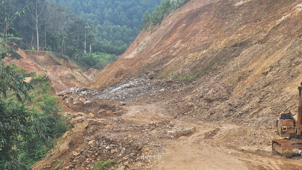 Nguy cơ sạt lở trên tuyến Quốc lộ 40 đang thi công dang dở