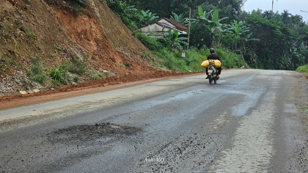 Nguy cơ sạt lở trên tuyến Quốc lộ 40 đang thi công dang dở
