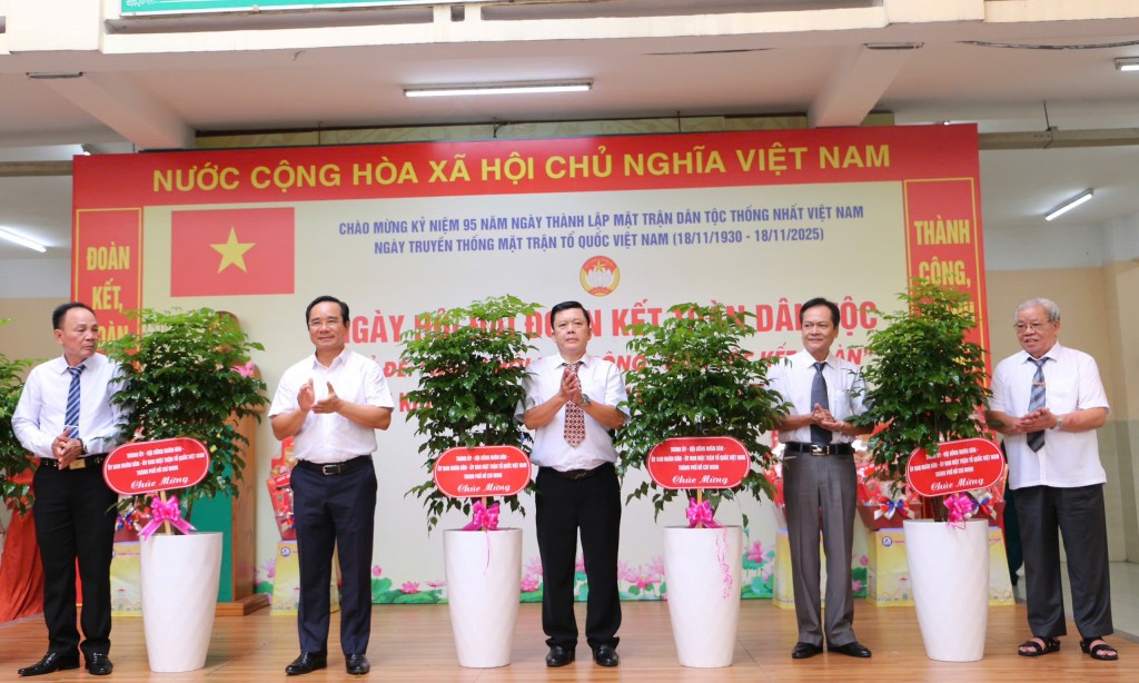 lãnh đạo thành phố đã trao tặng cây xanh hạnh phúc cho các khu phố nhằm khích lệ cộng đồng giữ gìn môi trường xanh, sạch, đẹp và hưởng ứng phong trào “Thành phố muôn sắc hoa, Bến Thành muôn sắc hoa”