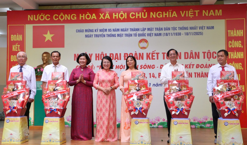 Bà Hoàng Thị Tố Nga - Bí thư Đảng ủy, Chủ tịch HĐND phường Bến Thành và bà Phạm Thị Ngọc Minh - Chủ tịch Uỷ ban MTTQ Việt Nam phường Bến Thành trao quà Đại đoàn kết cho người dân 