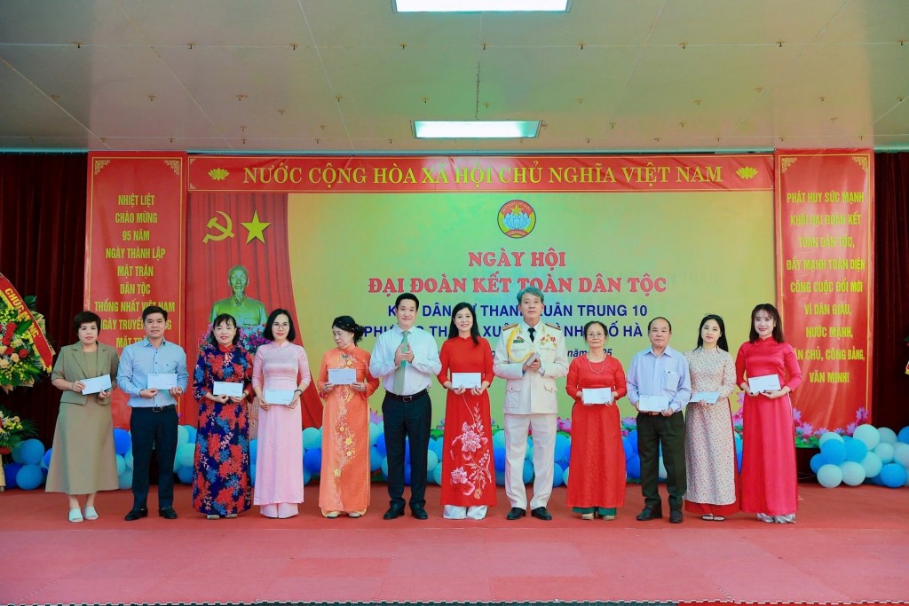 Trưởng ban Nội chính Thành ủy Trần Đình Cảnh dự Ngày hội Đại đoàn kết toàn dân tộc khu dân cư Thanh Xuân Trung 10