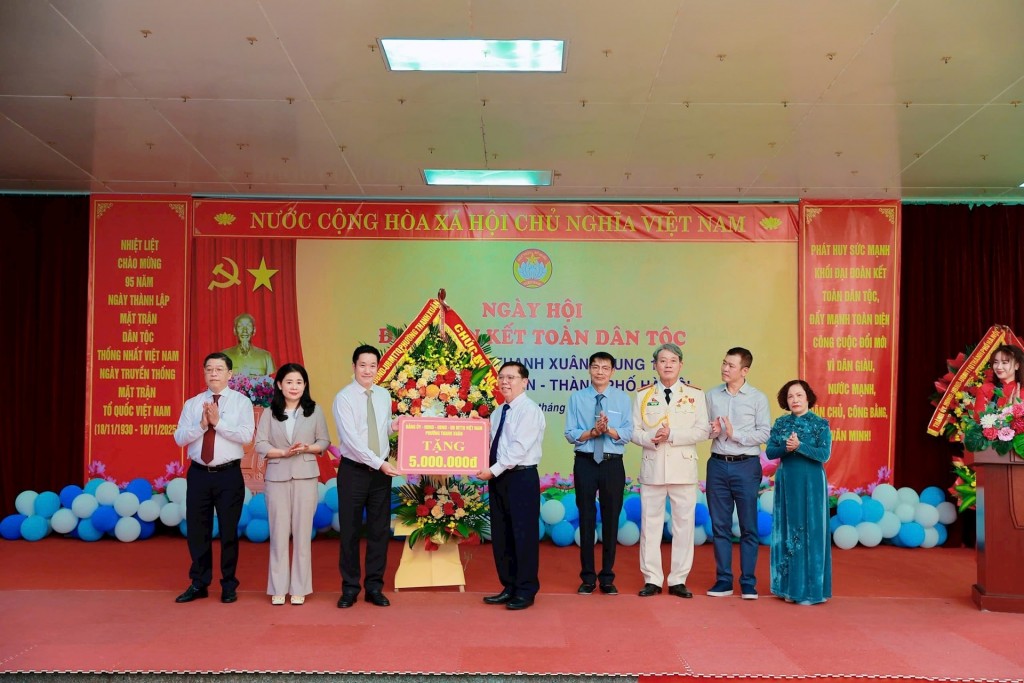 Trưởng ban Nội chính Thành ủy Trần Đình Cảnh dự Ngày hội Đại đoàn kết toàn dân tộc khu dân cư Thanh Xuân Trung 10