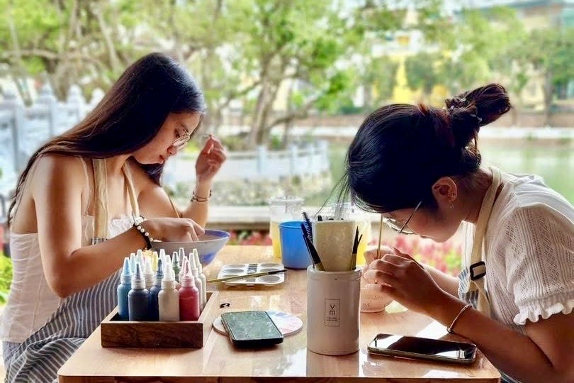 Hoạt động trải nghiệm làm đồ thủ công thu hút đông đảo bạn trẻ