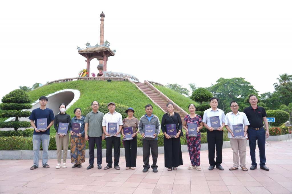 Đoàn công tác trao quà cho thân nhân các gia đình chính sách tại xã Quảng Trị (tỉnh Quảng Trị)