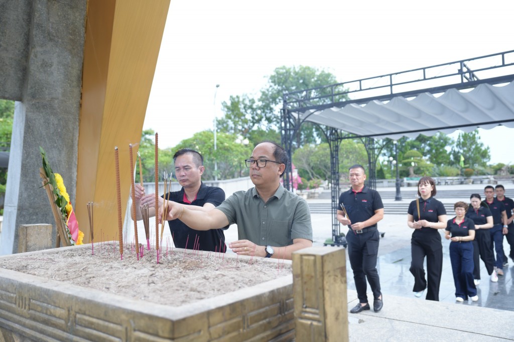 Nhà báo Nguyễn Mạnh Hưng - Tổng Biên tập Báo Tuổi trẻ Thủ đô và nhà báo Ngô Vương Tuấn - Phó Tổng Biên tập, cùng các thành viên trong đoàn dâng hương tại Nghĩa trang Liệt sĩ Đường 9 (tỉnh Quảng Trị)