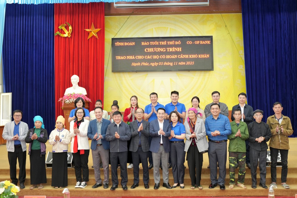 Phó Bí thư Tỉnh ủy Lào Cai Nguyễn Tuấn Anh cùng đại diện Báo Tuổi trẻ Thủ đô, các đơn vị đồng hành chụp ảnh lưu niệm cùng các gia đình nhận hỗ trợ kinh phí xây, sửa nhà