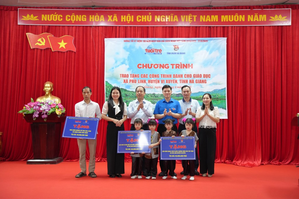 Nhà báo Nguyễn Mạnh Hưng - Tổng Biên tập Báo Tuổi trẻ Thủ đô và nhà báo Ngô Vương Tuấn - Phó Tổng Biên tập Báo Tuổi trẻ Thủ đô trao tặng các công trình dành cho giáo dục có trị giá 200 triệu đồng tại tỉnh Hà Giang  