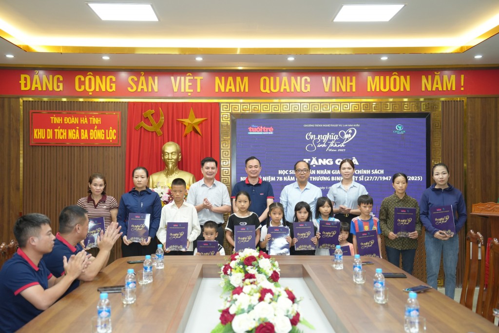 Đoàn công tác Báo Tuổi trẻ Thủ đô thăm hỏi và trao quà cho các em học sinh có hoàn cảnh khó khăn tại xã Đồng Lộc, tỉnh Hà Tĩnh