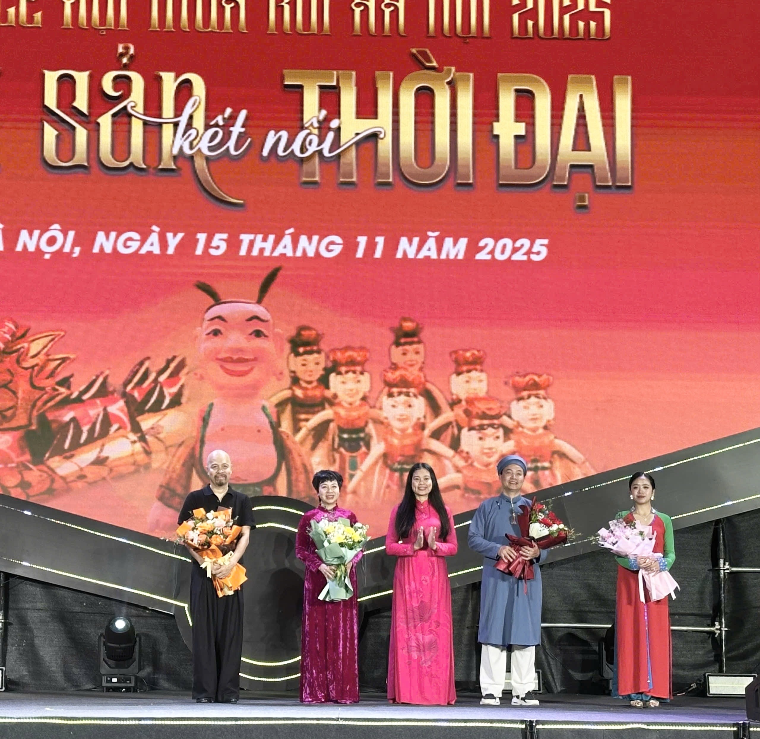 Đồng chí Bạch Liên Hương - Thành ủy viên, Giám đốc Sở Văn hóa và Thể thao Hà Nội tặng hoa các đơn vị tham gia Liên hoan múa rối Hà Nội mở rộng