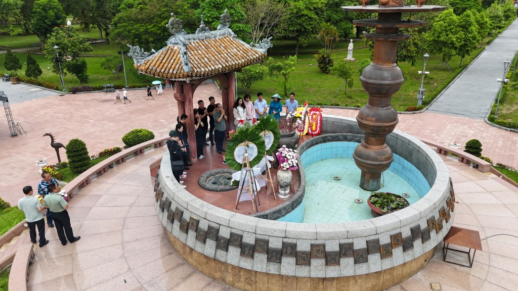 Đoàn công tác Báo Tuổi trẻ Thủ đô đã viếng và dâng hương tại Tượng đài trung tâm Thành cổ Quảng Trị