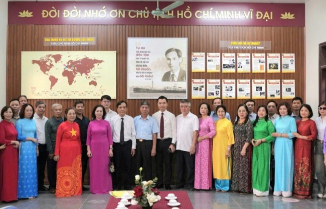 Bát Tràng gắn biển mô hình đoàn kết sáng tạo “Không gian văn hóa Hồ Chí Minh”