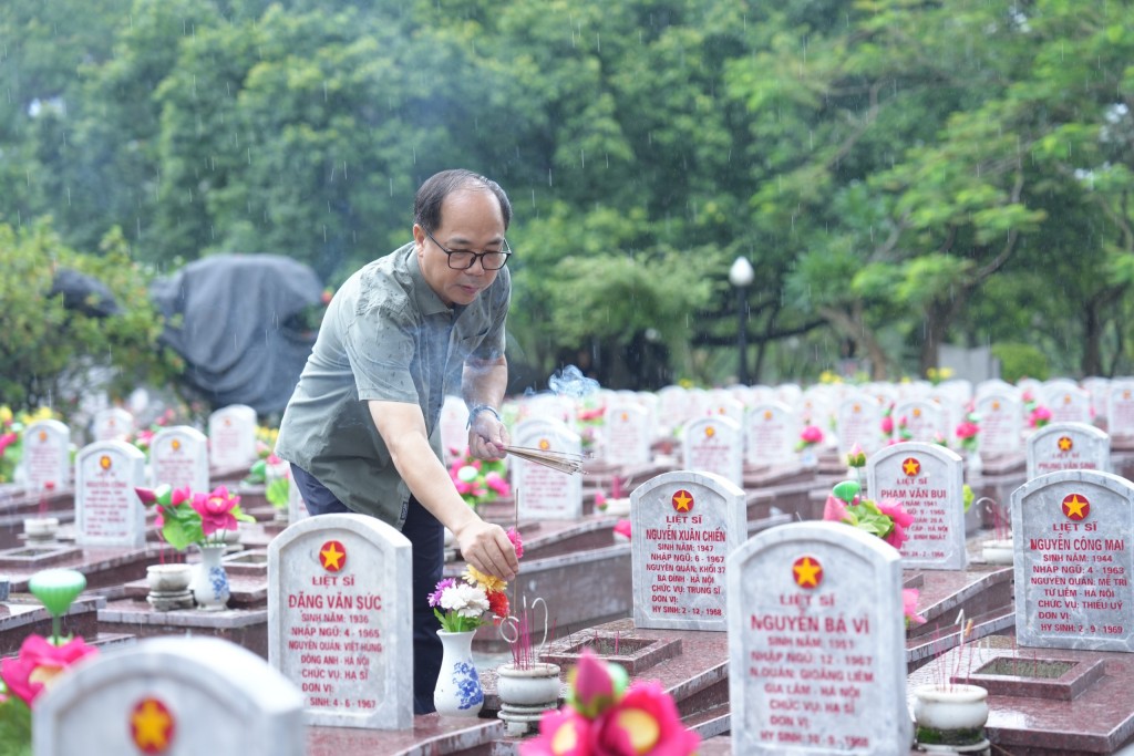 Nhà báo Nguyễn Mạnh Hưng, Tổng Biên tập Báo Tuổi trẻ Thủ đô thắp hương tại các phần mộ Anh hùng liệt sĩ