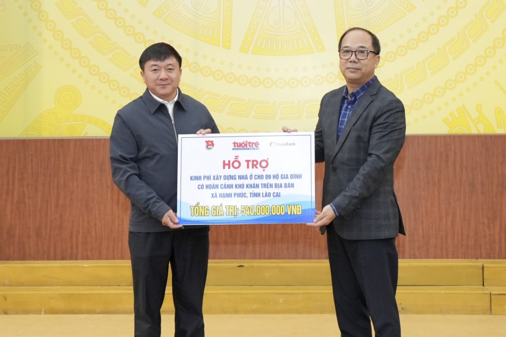 Nhà báo Nguyễn Mạnh Hưng - Tổng Biên tập Báo Tuổi trẻ Thủ đô trao nguồn lực hỗ trợ 540 triệu đồng động viên các gia đình khó khăn ở xã Hạnh Phúc (tỉnh Lào Cai) xây nhà