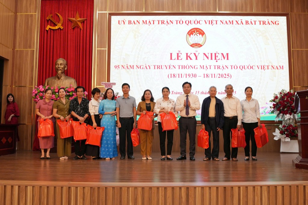 Bát Tràng gắn biển mô hình đoàn kết sáng tạo “Không gian văn hóa Hồ Chí Minh”