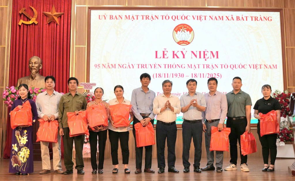 Bát Tràng gắn biển mô hình đoàn kết sáng tạo “Không gian văn hóa Hồ Chí Minh”