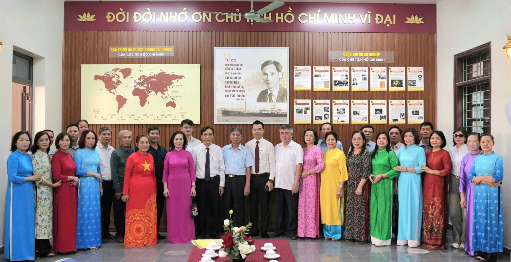 Bát Tràng gắn biển mô hình đoàn kết sáng tạo “Không gian văn hóa Hồ Chí Minh”