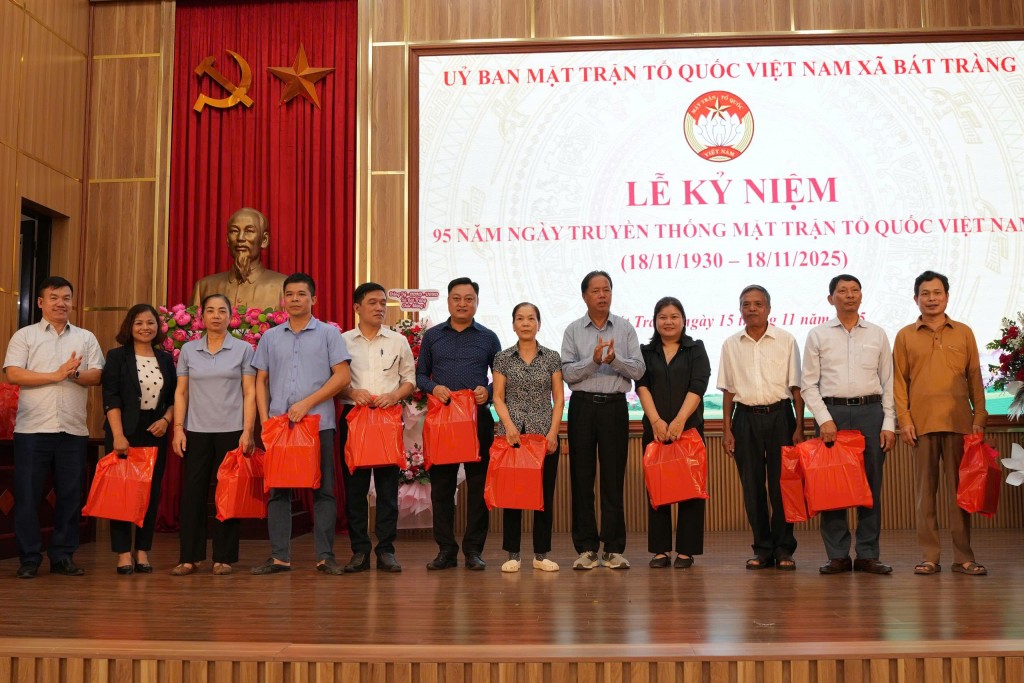 Bát Tràng gắn biển mô hình đoàn kết sáng tạo “Không gian văn hóa Hồ Chí Minh”