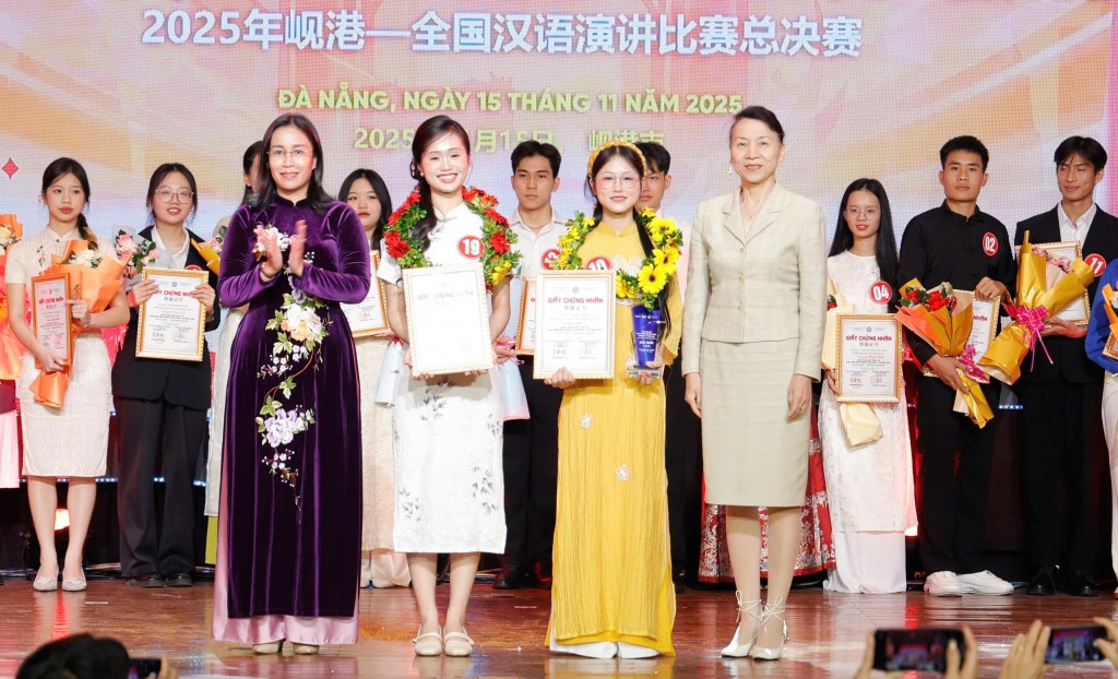 Đội thi Phân hiệu Đại học Thái Nguyên gồm hai thí sinh Nguyễn Thị Phương và Thào Thị Bầu đã xuất sắc đoạt giải Nhất (Ảnh Đ.Minh)