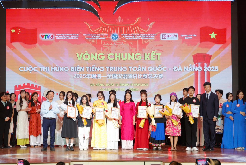 Các thí sinh thể hiện sự quan tâm ngày càng lớn đối với ngoại ngữ và hợp tác quốc tế (Ảnh Đ.Minh)