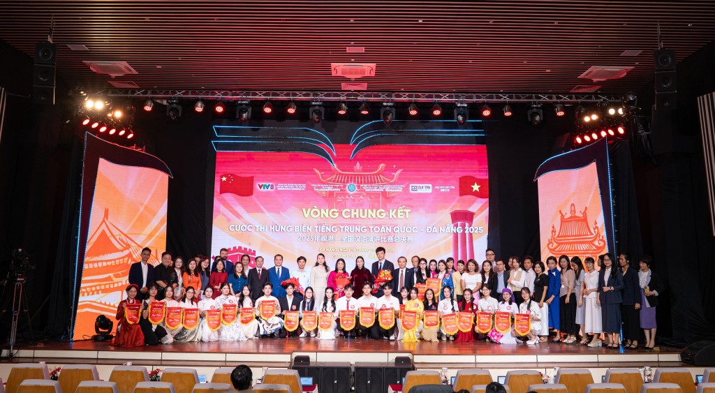 Ban Tổ chức chụp hình lưu niệm cùng các thí sinh tham gia cuộc thi (Ảnh Đ.Minh)