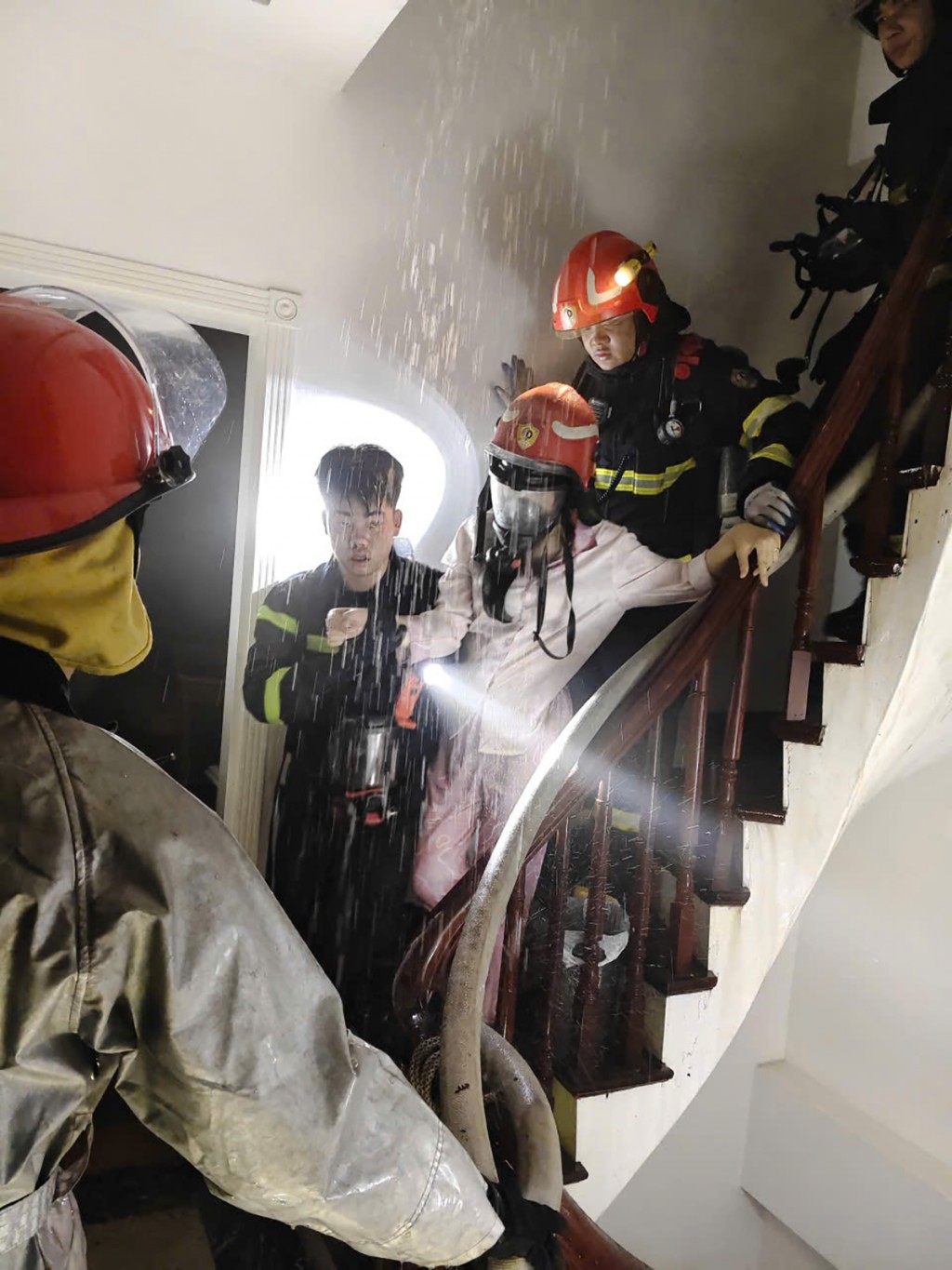 Cảnh sát PCCC và CNCH tiếp cận hiện trường, kịp thời hướng dẫn, đưa nạn nhân xuống vị trí an toàn