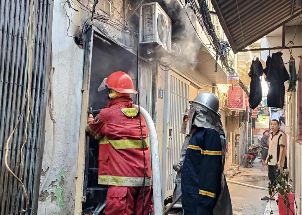 Cảnh sát tiếp cận hiện trường vụ cháy nhà dân ở ngõ 13/94/54 đường Lĩnh Nam (Hà Nội)