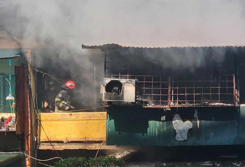 Cảnh sát nhanh chóng dập tắt đám cháy, không để cháy lan sang các căn hộ liền kề