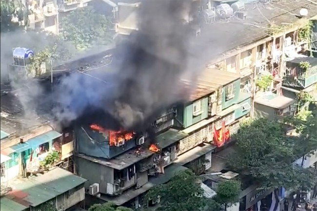 Giải cứu một người thoát khỏi vụ cháy nhà ở phố Trung Kính