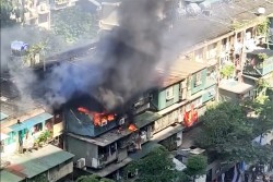 Giải cứu một người thoát khỏi vụ cháy nhà ở phố Trung Kính